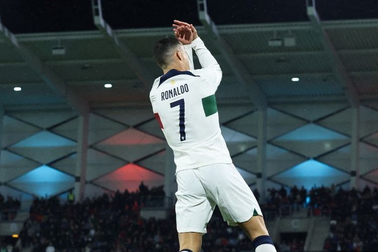 Selebrasi Cristiano Ronaldo dalam laga kualifikasi Euro 2024 antara Luksemburg vs Portugal di Stade de Luxembourg, 26 Maret 2023. (Photo by Kenzo TRIBOUILLARD / AFP)
