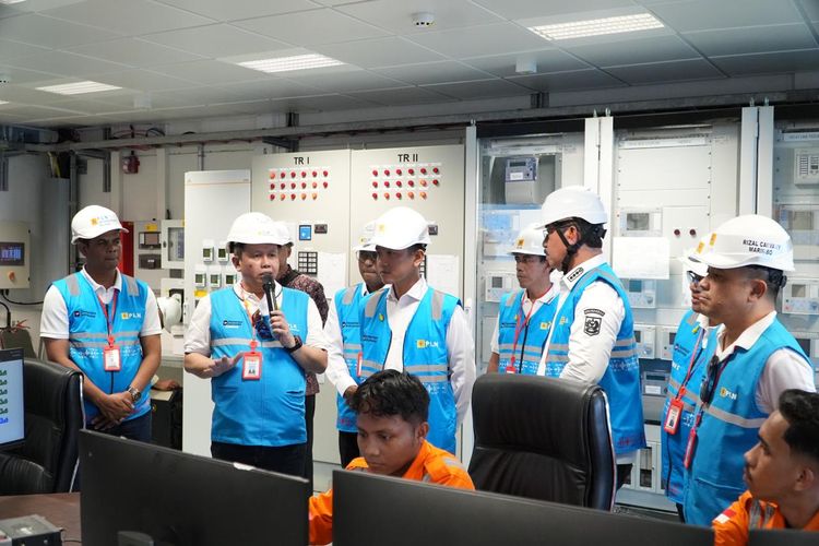 Direktur Operasi Pembangkit Gas PLN Indonesia Power, Purnomo memberikan penjelasan teknis mengenai operasional BMPP Nusantara I kepada rombongan Wakil Presiden RI di ruang kontrol PLTMG Ambon pada Selasa (14/10/2025). 
