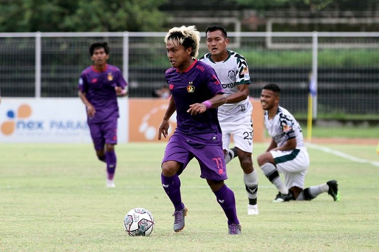 Winger Persik Kediri, Moch Fahmi Al Ayyubi, beraksi pada laga kontra Persikabo 1973 dalam rangkaian pekan ke-19 Liga 1 musim 2021-2022 di Stadion I Gusti Ngurah Rai, Denpasar, Bali, Jumat (14/1/2022) sore WIB.