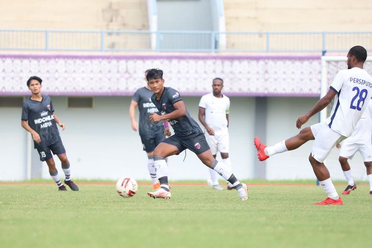 Laga uji coba Persita Tangerang versus Persipura Jayapura, Minggu (13/6/2021) di Stadion Indomilik Arena, Kelapa Dua, Kabupaten Tangerang, Provinsi Banten. Persita menang 3-1.

