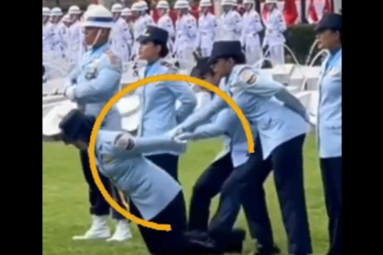 Tangkapan layar unggahan video yang memperlihatkan prajurit Wanita Angkatan Udara (Wara) sempoyongan nyaris pingsan saat upacara peringatan HUT ke-77 Republik Indonesia di Istana Merdeka, Rabu (17/8/2022).