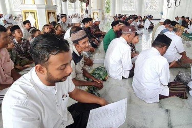 Warga Kecamatan Panteraja, Pidie Jaya (Pijay) melakukan zikir dan doa bersama pada puncak peringatan bencana gempa dan Tsunami Aceh ke 18 di Masjid Nurul Huda, Senin (26/12/2022). 
