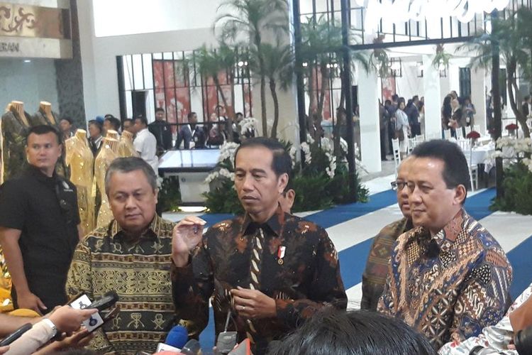 Gubernur Bank Indonesia Perry Warjiyo, Presiden Joko Widodo, dan Kepala Bekraf Triawan Munaf di Jakarta, Jumat (12/7/2019).