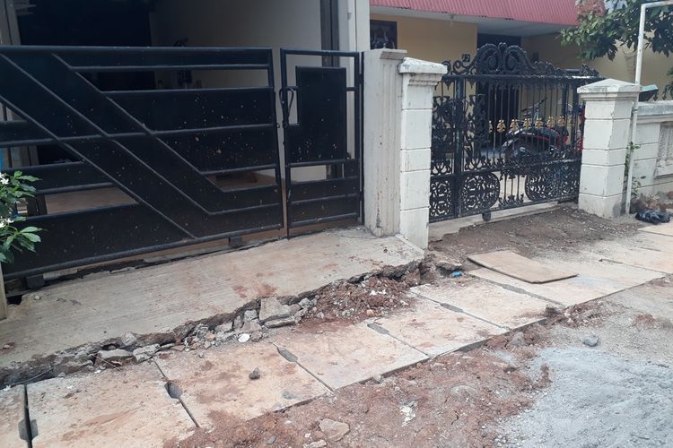 Proyek saluran air di lingkungan RW 09, Kelurahan Penggilingan, Kecamatan Cakung, Jakarta Timur, rusak rumah warga dan belum dirapihkan, Senin (2/12/2019).