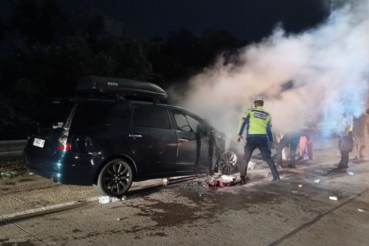 Sebuah mobil terbakar (ilustrasi).