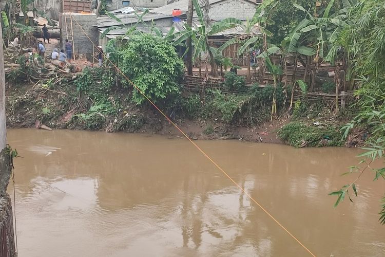 Jembatan gantung penghubung dua wilayah antara Depok dan Jakarta di Jalan Gardu Dalam RT 011 RW 02, Srengseng Sawah, Jagakarsa, disebut roboh pada Minggu (14/8/2022). 