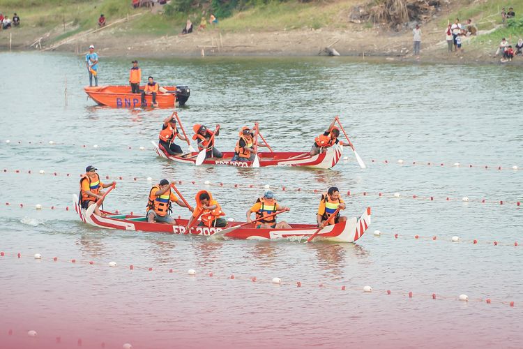 Festival Dayung Perahu Tradisional di Kali Bengawan Mati, Desa Tejoasri, Laren, Lamongan, Minggu (27/8/2023).
