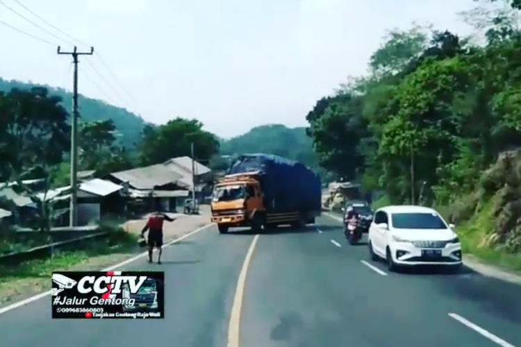 Truk tidak kuat nanjak di Lingkar Selatan tanjakan Gentong, Kabupaten Tasikmalaya.