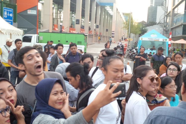 Sejumlah pemain Gundala menghadiri meet & greet film Gundala di area Stasiun Dukuh Atas, Jakarta Pusat, Jumat sore (26/7/2019). Mereka kemudian melanjutkan rangkaian acara dengan naik MRT.