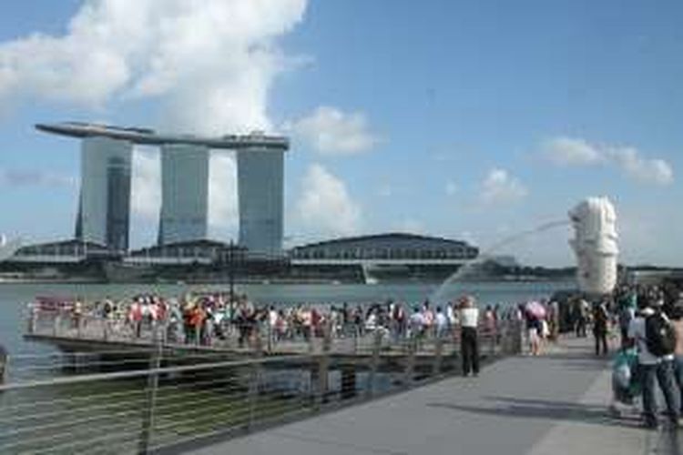 Suasana Merlion Park yang selalu ramai di Singapura.