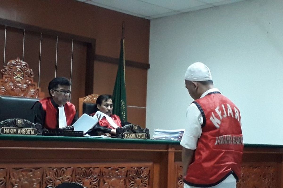 Terdakwa kasus peredaran ekstasi cair di diskotek MG International Club, Jalan Tubagus Angke, Tanjung Duren, Jakarta Barat, Samsul Anwar alias Awang divonis 19 tahun penjara dalam sidang putusan Selasa (18/9/2018) di Pengadilan Negeri Jakarat Barat. 