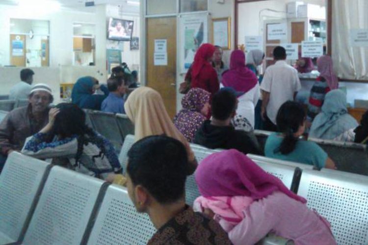 Para pasien yang mengantre sejak dini hari akhirnya bisa berobat dan terlihat tengah mengantre obat di loket RSUD Depok, Kamis (11/9/2014).