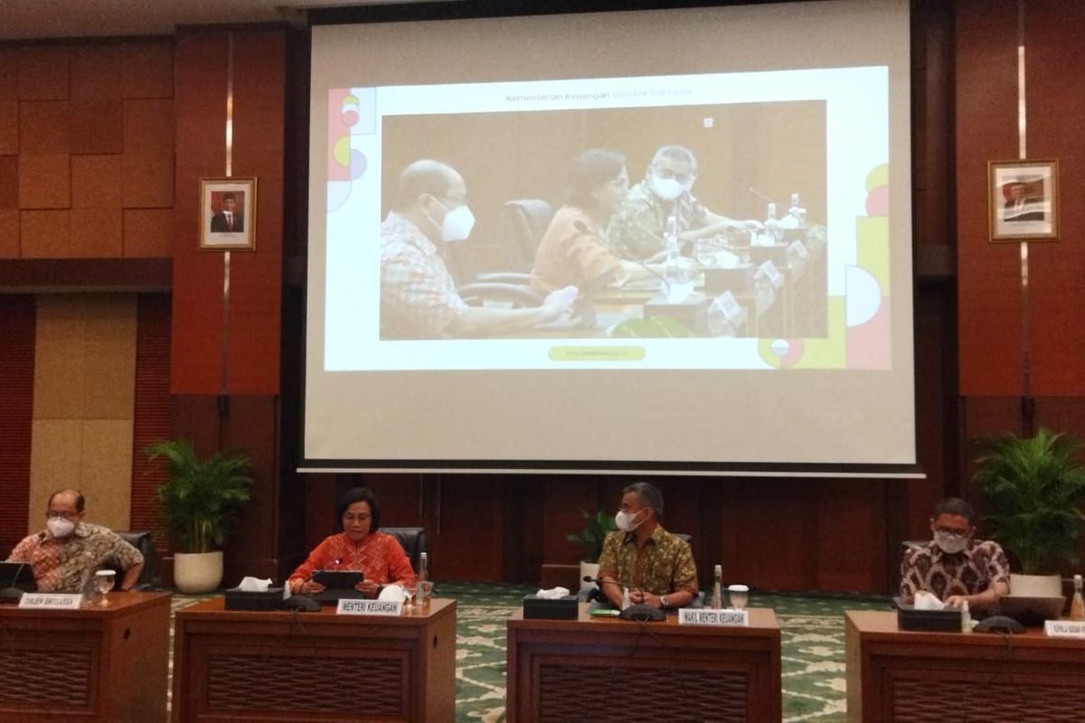 Menteri Keuangan Sri Mulyani Indrawati bersama sejumlah jajaran Eselon I Kementerian Keuangan dalam konferensi pers terkait kebijakan mengenai subsidi BBM di Kantor Kementerian Keuangan, Jakarta, Jumat (26/8/2022). 