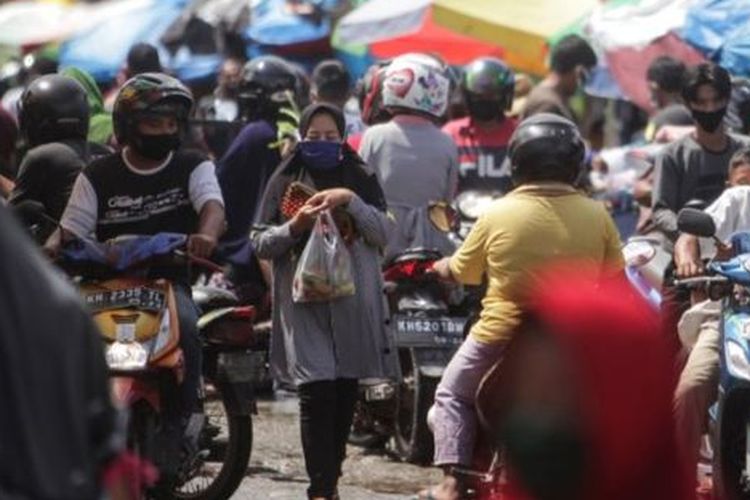 Sejumlah warga memadati kawasan Pasar Besar di Palangkaraya, Kalimantan Tengah.