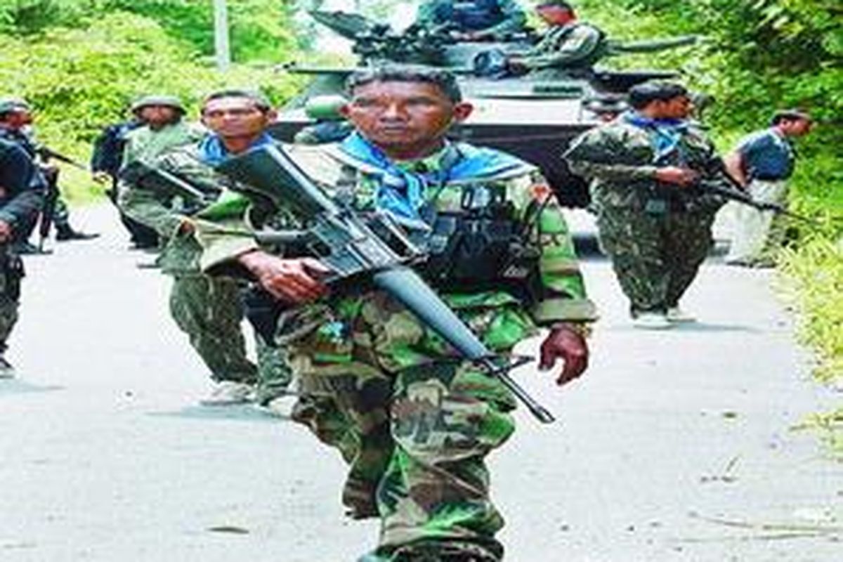 Tentara Thailand berpatroli di sebuah jalan setelah sebuah bom meledak di Distrik Chok-i-rong, Provinsi Narathiwat, Thailand, Jumat (18/9). Wilayah Thailand selatan pernah menjadi wilayah Kesultanan Muslim Melayu, hingga dianeksasi kelompok Buddha pada tahun 1902. Sejak itu ketegangan rasial selalu melanda wilayah selatan.