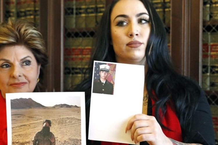 Mantan anggota Korps Marinir AS, Erika Butner (kanan) didampingi pengacaranya, melaporkan kasus foto telanjang dirinya telah diunggah ke situs media sosial Facebook tanpa izin.