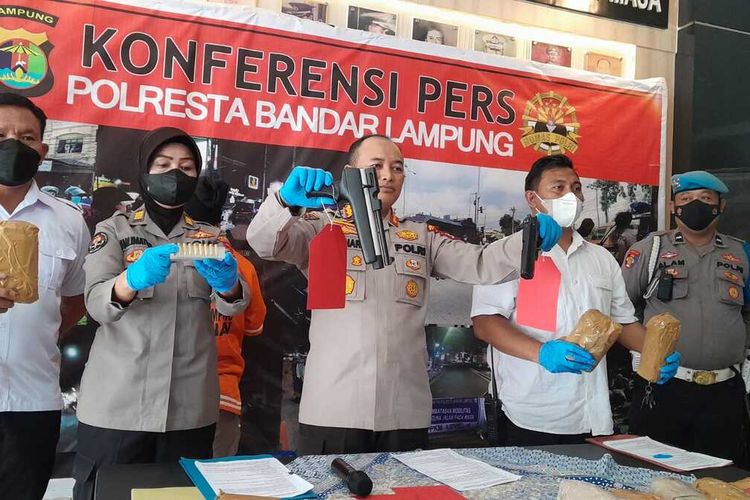 Kapolresta Bandar Lampung Komisaris Besar Ino Harianto menunjukkan sepucuk pistol milik AI (39) seorang lintah darat (rentenir) yang ditangkap aparat, Rabu (14/9/2022).