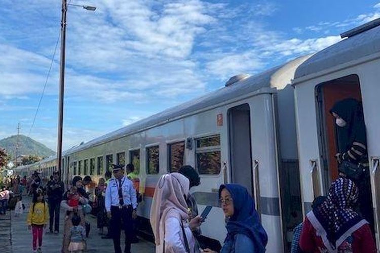 Kereta Commuter Line Garut (341) tujuan Bandung berhenti di Stasiun Leles dampak kecelakaan kereta di Cicalengka, Jumat (5/1/2024). 
