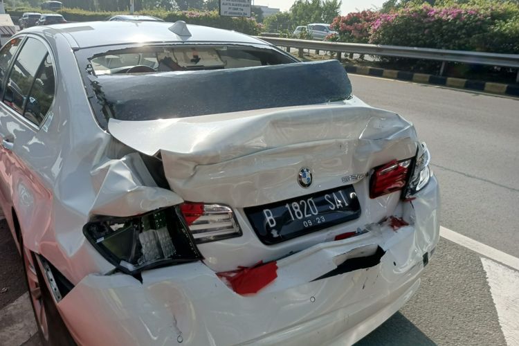 Sebuah mobil BMW bernomor polisi B 1820 SAI mengalami rusak berat pada bagian belakang setelah ditabrak bus pariwisata Hiba Utama di Jalan Tol Jagorawi, KM 1.200 Bandung arah dalam kota, Cililitan, Kramatjati, Jakarta Timur, Senin (8/8/2022), pukul 08.00 WIB.