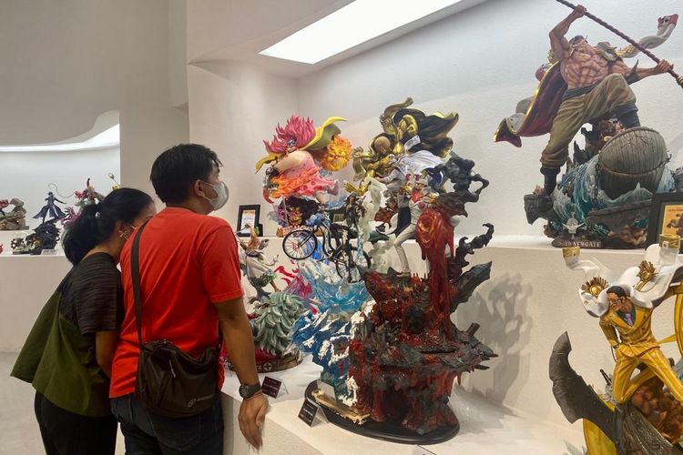 Pengunjung yang melihat-lihat aneka action figure superhero dan karakter terkenal di Statue 4 Heroes Gallery di lantai 4 Lotte Mall Jakarta, Kuningan, Jakarta Selatan.