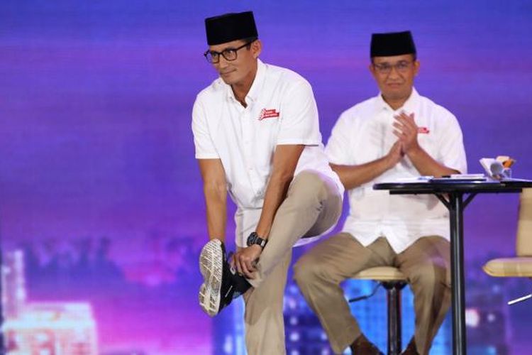 Pasangan calon gubernur dan wakil gubernur DKI Jakarta 2017 nomor urut tiga, Anies Baswedan-Sandiaga Uno mengikuti debat kedua calon gubernur dan wakil gubernur DKI Jakarta 2017 yang diselenggarakan Komisi Pemilihan Umum Provinsi DKI Jakarta di Hotel Bidakara, Jakarta, Jumat (10/2/2017). Debat yang terdiri dari enam segmen ini meiliki subtema pemberdayaan perempuan, perlindungan anak, anti-narkotika, dan kebijakan untuk disabilitas.