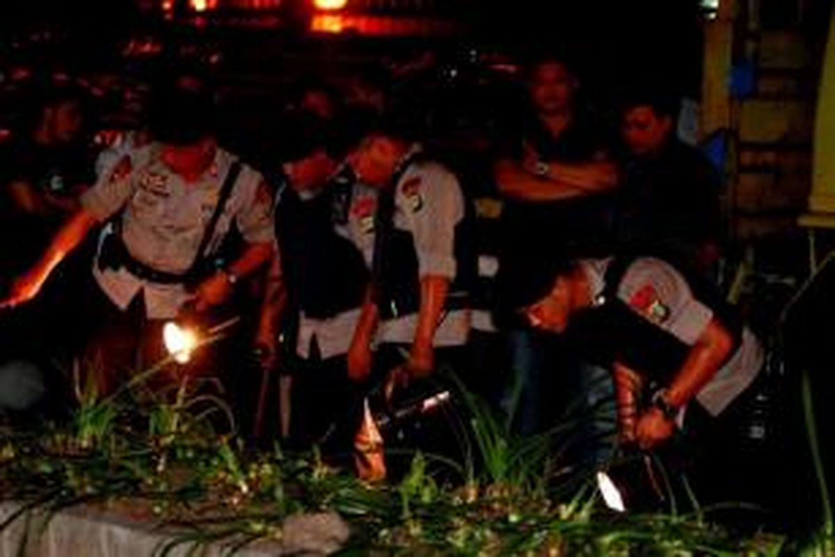 Polisi melakukan olah tempat kejadian perkara penembakan seorang anggota polisi di depan gedung Komisi Pemberantasan Korupsi, Jalan HR Rasuna Said, Kuningan, Jakarta Selatan, Selasa (10/9/2013). Korban tewas diketahui adalah anggota Provost bernama Bripka Sukardi.