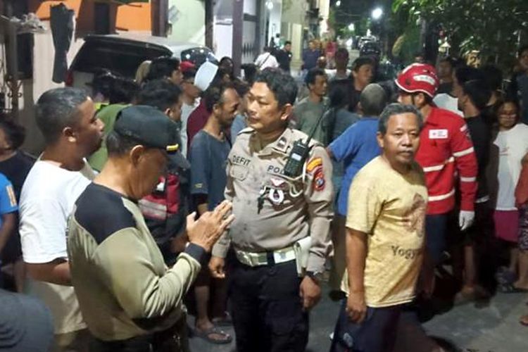 Polisi melakukan olah TKP bocah berusia usia 6 tahun, inisial NYA meninggal dunia usai tertabrak mobil listrik di kawasan perkampungan Jalan Jagir Sidomukti VI, Kecamatan Wonokromo, Kota Surabaya, Jawa Timur (Jatim).