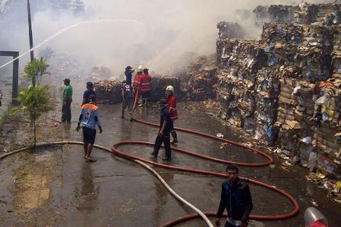 Ratusan Ton Bahan Baku Kertas Terbakar, Diduga Gara-gara Puntung Rokok