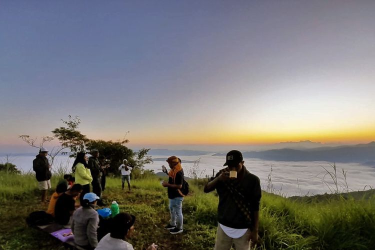 Bukit Golo Geleng, Kampung Purek, Desa Pong Narang, Kecamatan Ndoso, Manggarai Barat, NTT sebagai bukit menikmati sunrise di bagian utara Manggarai Barat, Selasa, (24/5/2022). (KOMPAS.com/DOK IKATAN MUDA PUREK (IMP)-ANDRY MAHENDRI)