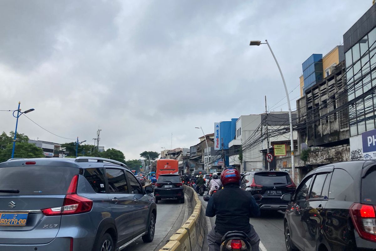 Arus kendaraan di Jalan Jatinegara Barat, Jakarta Timur, arah Kampung Melayu menuju Matraman terpantau ramai lancar pada Rabu (1/3/2023) pukul 07.00 WIB.