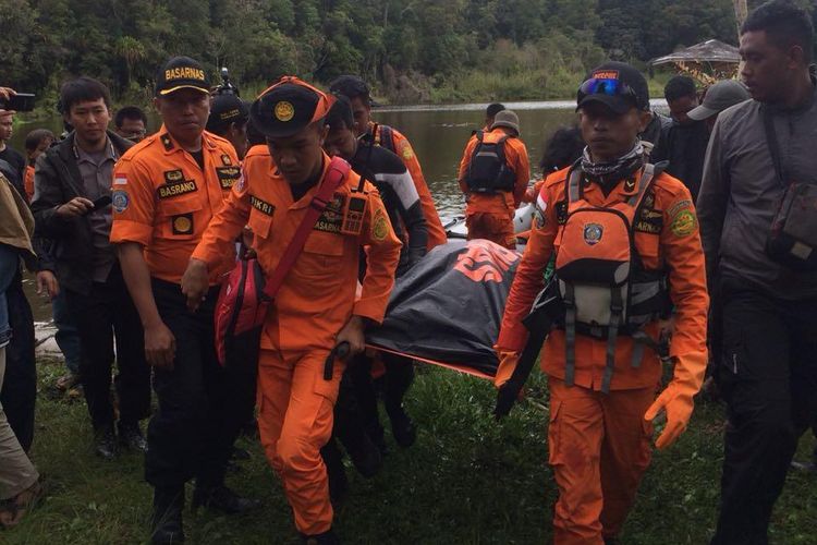 Tim Basarnas berhasil menemukan Raymon, korban tenggelam di Danau Tambing, Selasa (26/6/2018).
