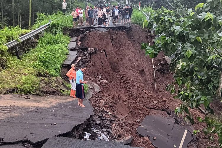 Jembatan Menuju Wisata Madakaripura Ambruk, 2 Warga Terluka, Akses Terputus