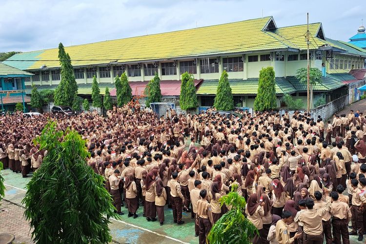 1.500 siswa SMKN 1 Kota Bengkulu bersiap menyambut kedatangan Presiden Joko Widodo, Kamis (20/7/2023). *** Local Caption *** Bengkulu