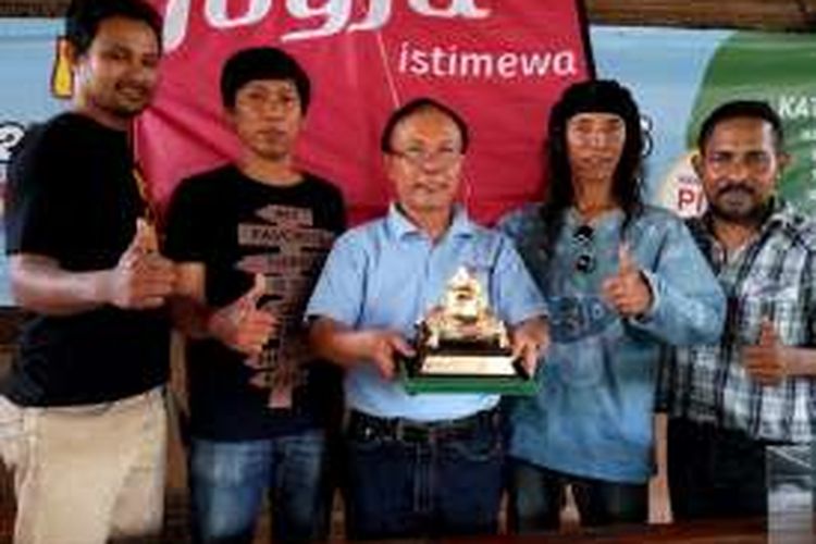 Harry Cahya, Ketua Perkumpulan Pekarya Layang-layang Indonesia (Perkalin) mengangkat Piala Raja dari Sri Sultan HB X yang akan diperebutkan dalam gelaran Festival Layang-layang Nasional 2016.