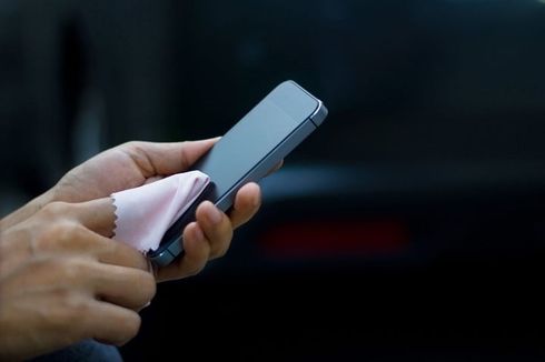 Bersihkan Layar Smartphone Jangan Pakai 9 Benda Ini