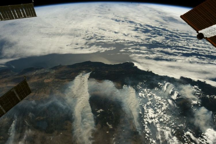Gambar yang diunggah astronaut Richard Arnold II dari Stasiun Luar Angkasa Internasional (ISS) memperlihatkan kepulan asap kebakaran di California, Amerika Serikat. (Twitter/Ricky Arnold)