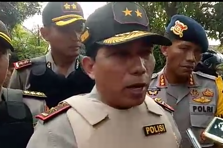 Kapolda Jatim Irjen Pol Machfud Arifin saat memberikan keterangan pada jurnalis di tempat kejadian perkara ledakan diduga bom di sebuah rumah kontrakan di Bangil, Pasuruan, Jatim, Kamis (5/7/2018). 