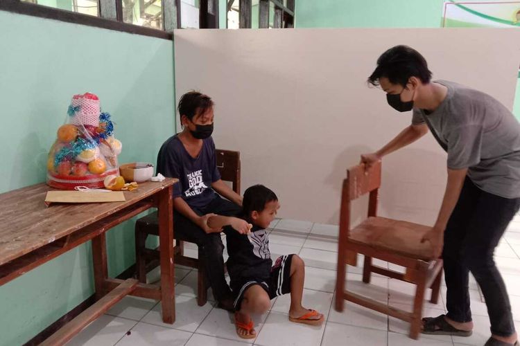 Tiga anak Yatim tinggal di rumah isolasi terpusat di Rumah Sehat SMPN 1 Mojowarno, Kabupaten Jombang, Jawa Timur. Mereka terpaksa menjalani isolasi setelah sang ibu meninggal karena Covid-19.