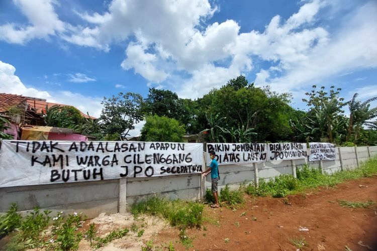 Warga Cilenggang Pasang Spanduk pada Tembok di Pinggir Jalan Tol Serbaraja Selasa (25/1/2020)