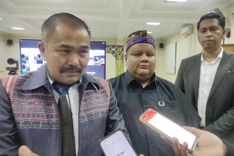 Kamaruddin Simanjuntak saat mendampingi kliennya Muraker Lumban Gaol di Pengadilan Negeri Balikpapan