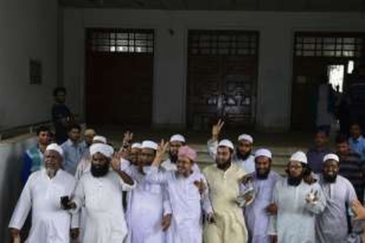 Kelompok garis keras Banglades meluapkan kegembiraan setelah mahkamah agung negeri itu menolak petisi yang menginginkan pencabutan Islam sebagai agama negara.