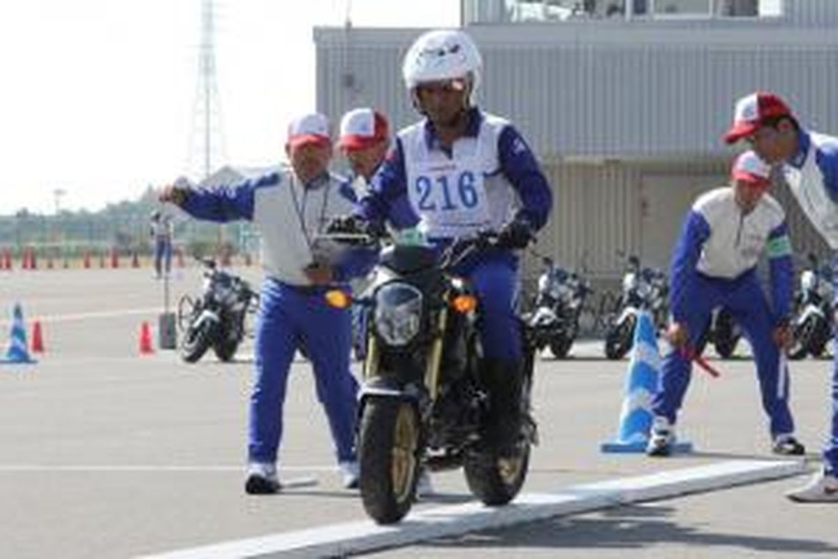 Instruktur safety riding binaan AHM, Iskandar mengikuti uji keseimbangan mengendalikan motor, narrow plank pada ajang the 16th Japan Safety Instructors Competition 2015 di Jepang (16/10). Kedua instruktur safety riding wakil Indonesia binaan AHM berhasil meraih posisi ketiga pada ajang tersebut dan semakin mendukung kompetensi instruktur Honda di Indonesia dalam mengkampanyekan keselamatan berkendara di masyarakat.