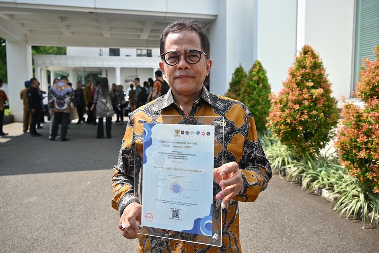 Sekjen DPR RI Indra Iskandar mewakili Setjen DPR RI usai menerima penghargaan Digital Government Award dalam Sistem Pemerintahan Berbasis Elektronik (SPBE) Summit 2024 sebagai Penerapan SPBE Terbaik kategori Lembaga Pemerintahan di Istana Negara, Jakarta Pusat, Jakarta, pada Senin (27/05/2024).