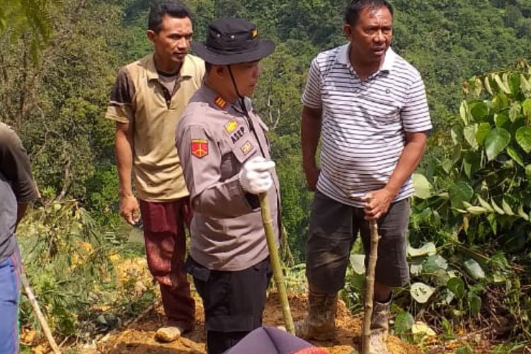 Kepolisian beserta sejumlah warga melakukan pencarian korban tanah longsor di wilayah pertambangan emas PT Aneka Tambang (Antam), Gunung Pongkor, Desa Bantarkaret, Kecamatan Nanggung, Kabupaten Bogor, Senin (13/5/2019)