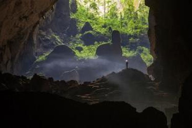 Gua Son Doong, Vietnam merupakan gua terbesar di dunia. Karena besar, Pesawat Boeing 747 pun dapat masuk ke gua ini.