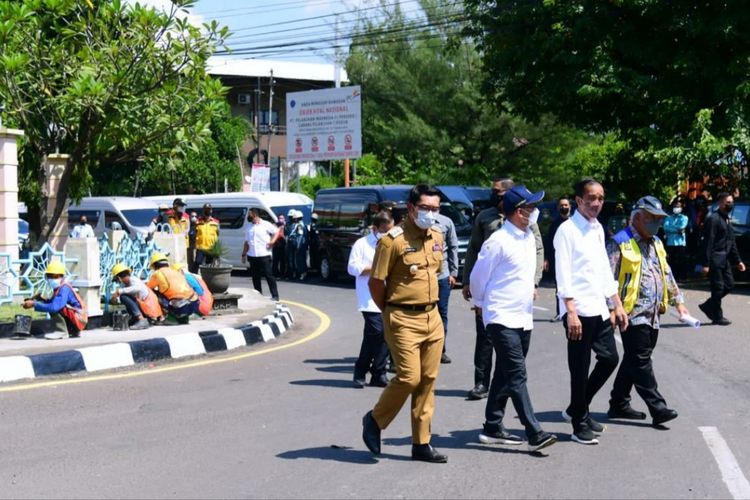 Presiden Joko Widodo saat meninjau kegiatan padat karya tunai jalan dan jembatan yang dilakukan di Kelurahan Panjunan, Kecamatan Lemahwungkuk, Kota Cirebon, pada Rabu (13/4/2022).