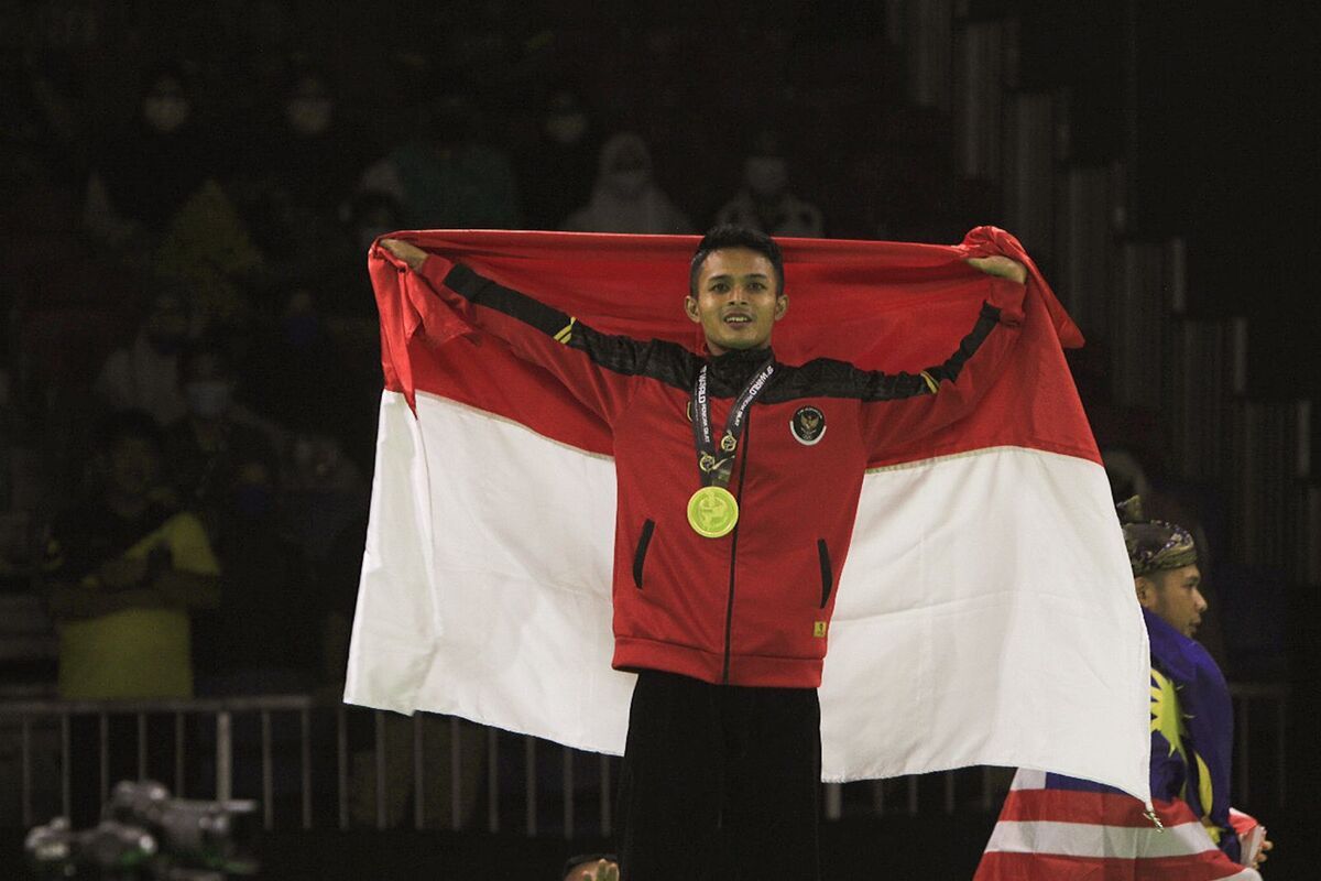 Syarief Hidayatullah Suhaimi gembira saat mempersembahkan Medali Emas, di World Pencak Silat Championship ke-19 Tahun 2022 di Melaka International Trade Centre (MITC), Melaka, Malaysia, 26 Juli-31 Juli 2022.