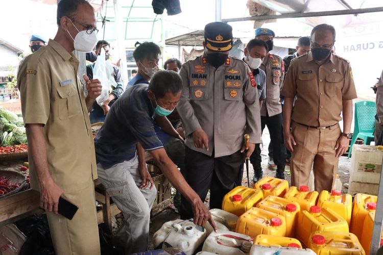 Polisi melakukan pemeriksaan ke gudang penyimpanan minyak goreng di Kabupaten Bogor Jawa Barat, Selasa (15/3/2022).