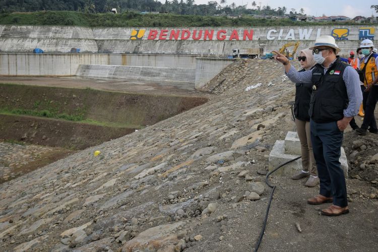 Gubernur Jawa Barat (Jabar) Ridwan Kamil melakukan pengecekan dua proyek nasional dry dam atau bendungan kering, yaitu Bendungan Sukamahi dan Bendungan Ciawi di Kecamatan Ciawi, Kabupaten Bogor, Senin (25/7/2022).