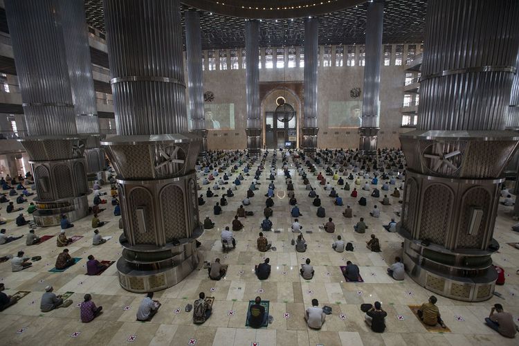 Umat Islam menunaikan shalat Jumat di Masjid Istiqlal, Jakarta, Jumat (20/8/2021). Pengurus Masjid Istiqlal kembali membuka pelaksanaan ibadah shalat Jumat setelah ditutup selama masa PPKM Darurat hingga masa perpanjangan saat ini dengan ketentuan jumlah jamaah dibatasi sebanyak 25 persen dari kapasitas masjid dan jamaah wajib menunjukkan kartu vaksin. ANTARA FOTO/Aditya Pradana Putra/rwa.
